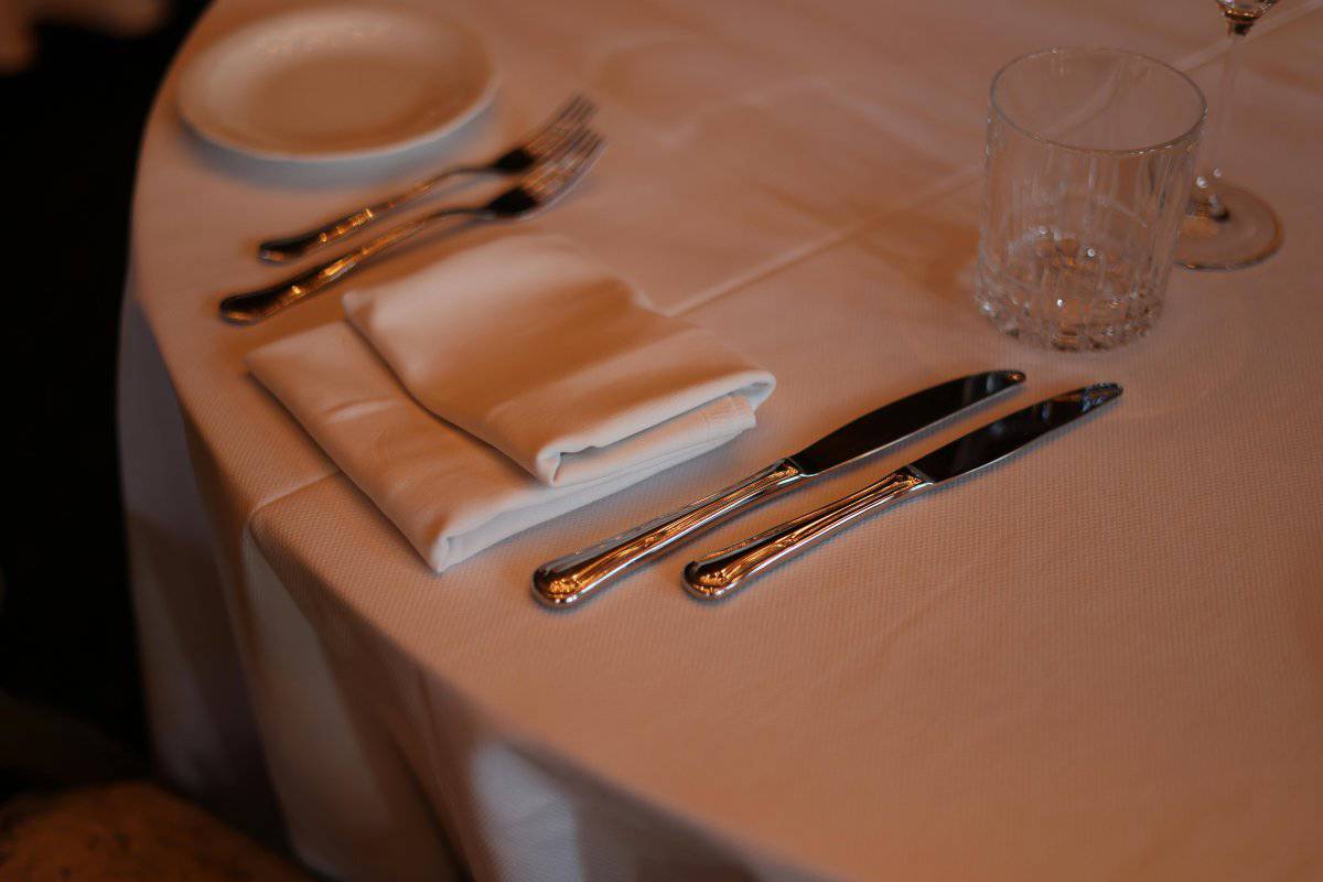 7. Clean Plate Edges Enhance Elegance